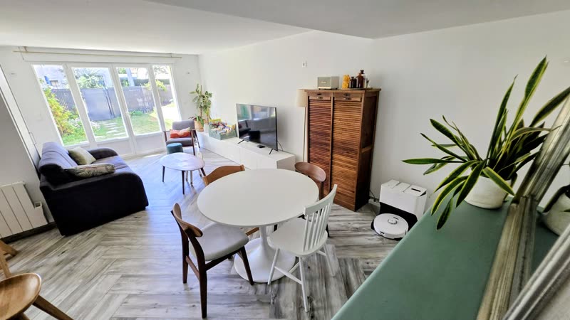 Le salon et le coin repas, ouverts sur le jardin