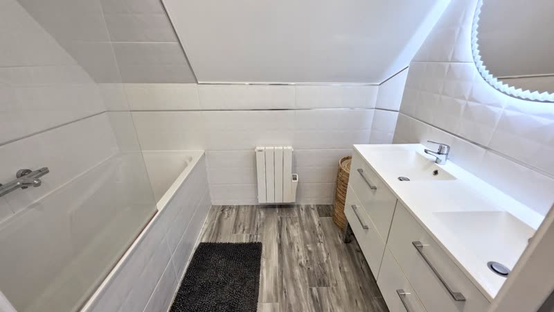 La salle de bain avec baignoire