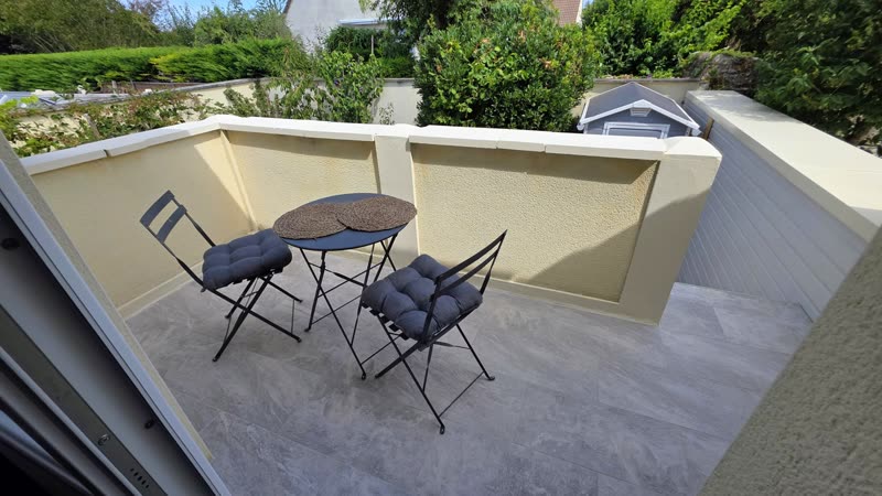 La petite terrasse à l'étage avec sa table bistrot