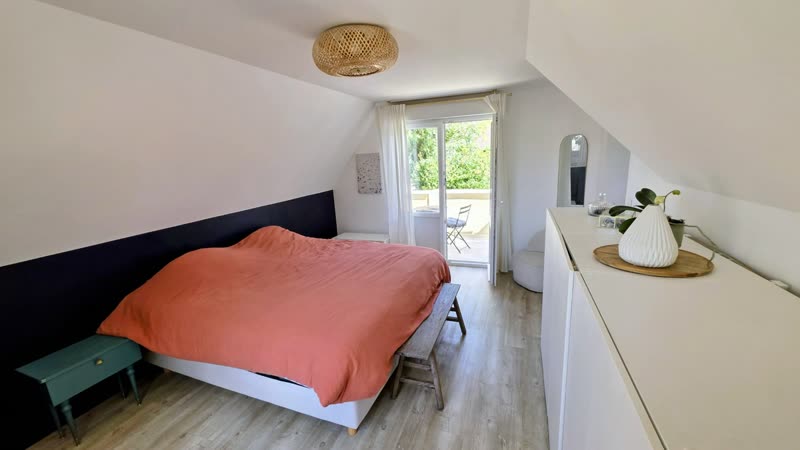 La chambre traversante, ouverte sur sa terrasse