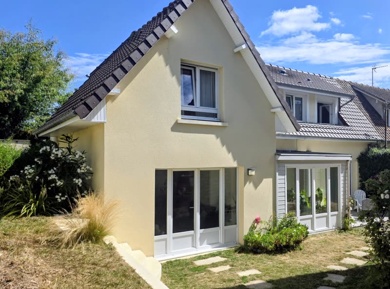 La façade de la maison, côté jardin
